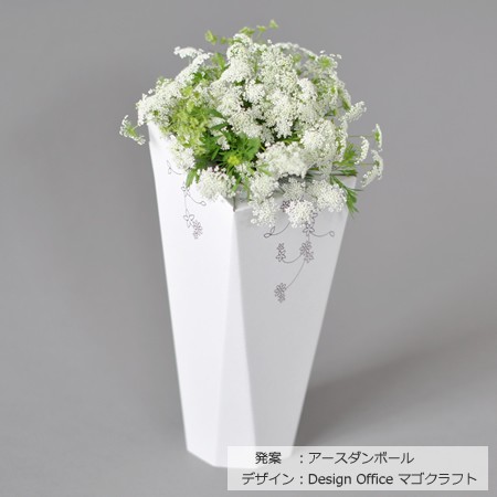 手軽に作れて見映えも良いダンボール利用の花ビン（清潔感のある白